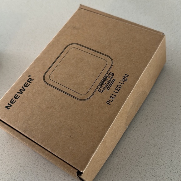 NEEWER LED LIGHT - Picture 4 of 5